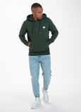 BLUZA Z KAPTUREM SMALL LOGO CIEMNOZIELONA - kup z Pit Bull West Coast Oficjalny Sklep