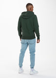 BLUZA Z KAPTUREM SMALL LOGO CIEMNOZIELONA - kup z Pit Bull West Coast Oficjalny Sklep
