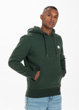 BLUZA Z KAPTUREM SMALL LOGO CIEMNOZIELONA - kup z Pit Bull West Coast Oficjalny Sklep