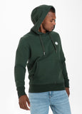 BLUZA Z KAPTUREM SMALL LOGO CIEMNOZIELONA - kup z Pit Bull West Coast Oficjalny Sklep
