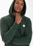 BLUZA Z KAPTUREM SMALL LOGO CIEMNOZIELONA - kup z Pit Bull West Coast Oficjalny Sklep