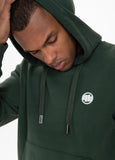 BLUZA Z KAPTUREM SMALL LOGO CIEMNOZIELONA - kup z Pit Bull West Coast Oficjalny Sklep
