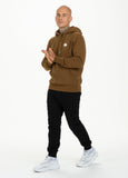 BLUZA Z KAPTUREM SMALL LOGO BRĄZOWA - kup z Pit Bull West Coast Oficjalny Sklep