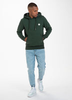 BLUZA Z KAPTUREM SMALL LOGO CIEMNOZIELONA - kup z Pit Bull West Coast Oficjalny Sklep 