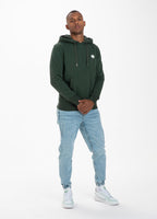 BLUZA Z KAPTUREM SMALL LOGO CIEMNOZIELONA - kup z Pit Bull West Coast Oficjalny Sklep 