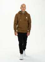 BLUZA Z KAPTUREM SMALL LOGO BRĄZOWA - kup z Pit Bull West Coast Oficjalny Sklep 