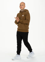 BLUZA Z KAPTUREM SMALL LOGO BRĄZOWA - kup z Pit Bull West Coast Oficjalny Sklep 