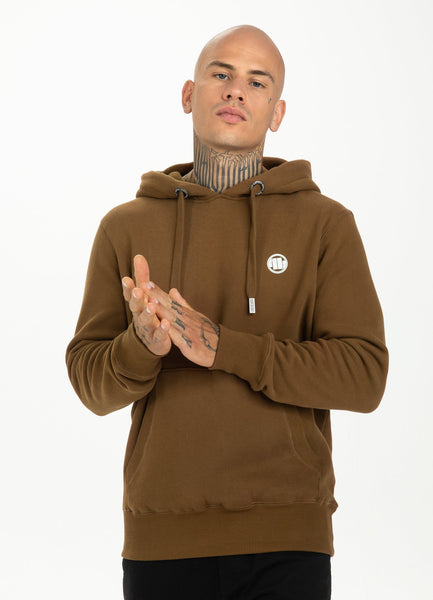 BLUZA Z KAPTUREM SMALL LOGO BRĄZOWA - kup z Pit Bull West Coast Oficjalny Sklep 