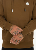 BLUZA Z KAPTUREM SMALL LOGO BRĄZOWA - kup z Pit Bull West Coast Oficjalny Sklep 