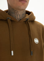 BLUZA Z KAPTUREM SMALL LOGO BRĄZOWA - kup z Pit Bull West Coast Oficjalny Sklep 